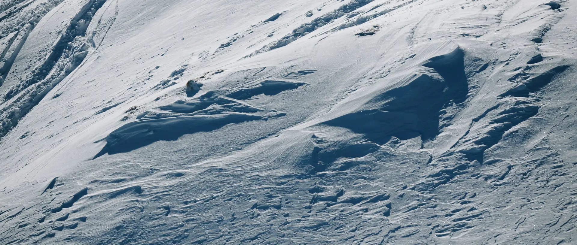 Ab Dezember 2026: glockna – das wohl coolste Hotel in Fusch Schneebedeckte Hänge mit Spuren von Skifahrern und Wanderern