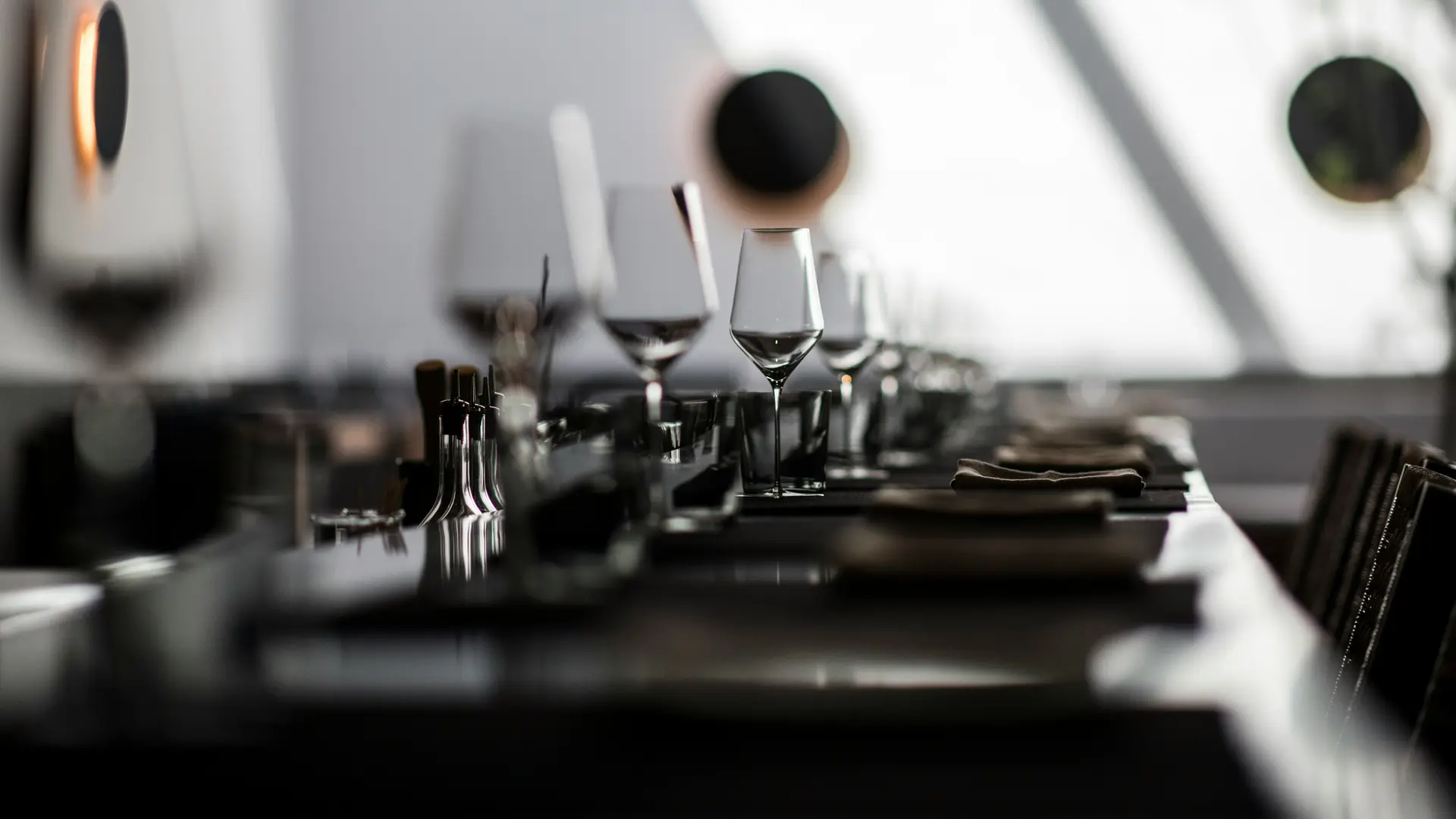 Ab Dezember 2026: glockna – das wohl coolste Hotel in Fusch Eleganter gedeckter Tisch mit Weingläsern in modernem Restaurant